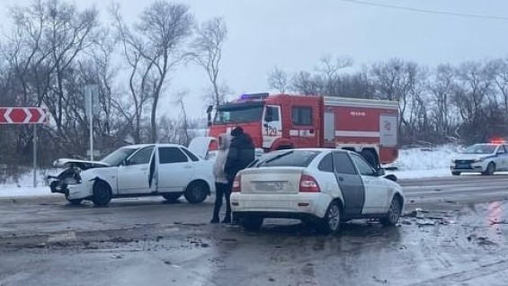 Под Самарой на 43-м км трассы столкнулись две «Приоры», пострадали 5 человек