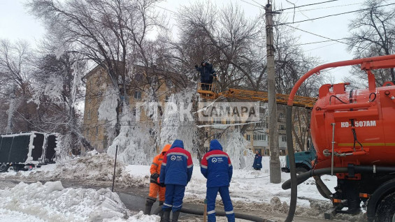 Появились кадры последствий коммунального фонтана на Антонова-Овсеенко