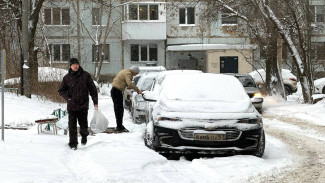 В Самарской области раскрыли правильный порядок откапывания автомобиля из сугроба