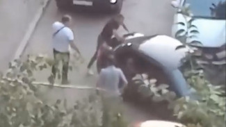«Стекла и кровь по всей дороге»: в Самарской области нетрезвый мужчина разбил машину такси