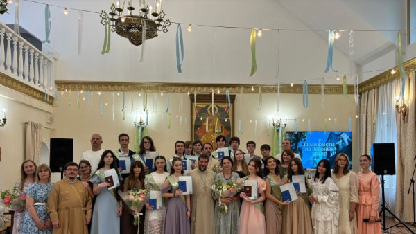 Белые голуби, вальс расставания и песни у костра: в Самарской области прошел один из самых необычных выпускных 2026 года 