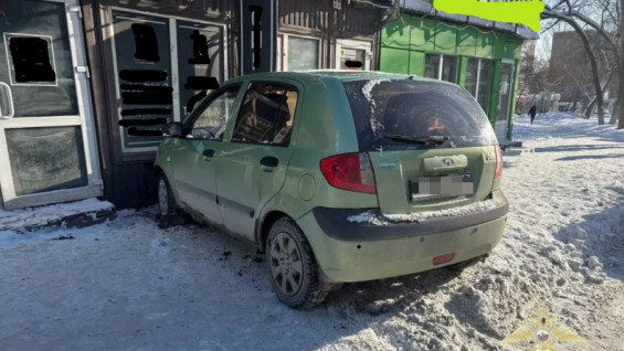 В Самаре 67-летняя автоледи врезалась в табачный павильон