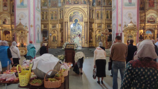 Тысячи самарцев принесли яблоки в храмы и встретили Преображение Господне