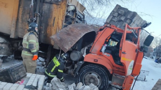 В Самарской области мусоровоз снес кирпичную арку