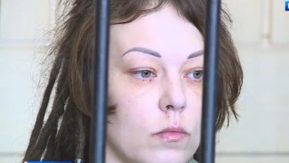 Прикурившая от Вечного огня 32-летняя Кузьмина явилась на суд в дредах