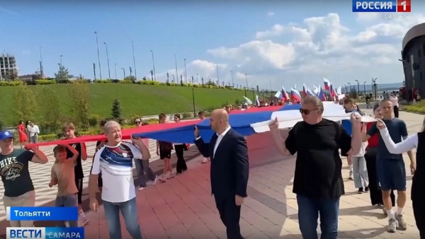 122 квадратных метра российского триколора пронесли по набережной Тольятти