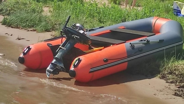 В Самарской области мужчины на моторке перевернули лодку с семьей