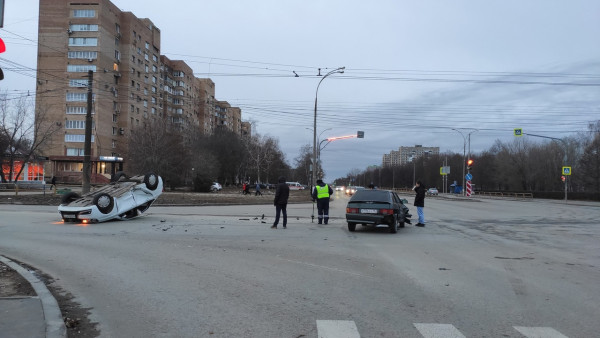 В Тольятти после столкновения автомобиль приземлился на крышу