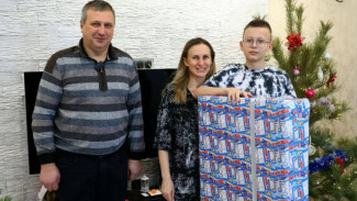 И. Носков вручил подарок участнику Всероссийской Ёлки желаний