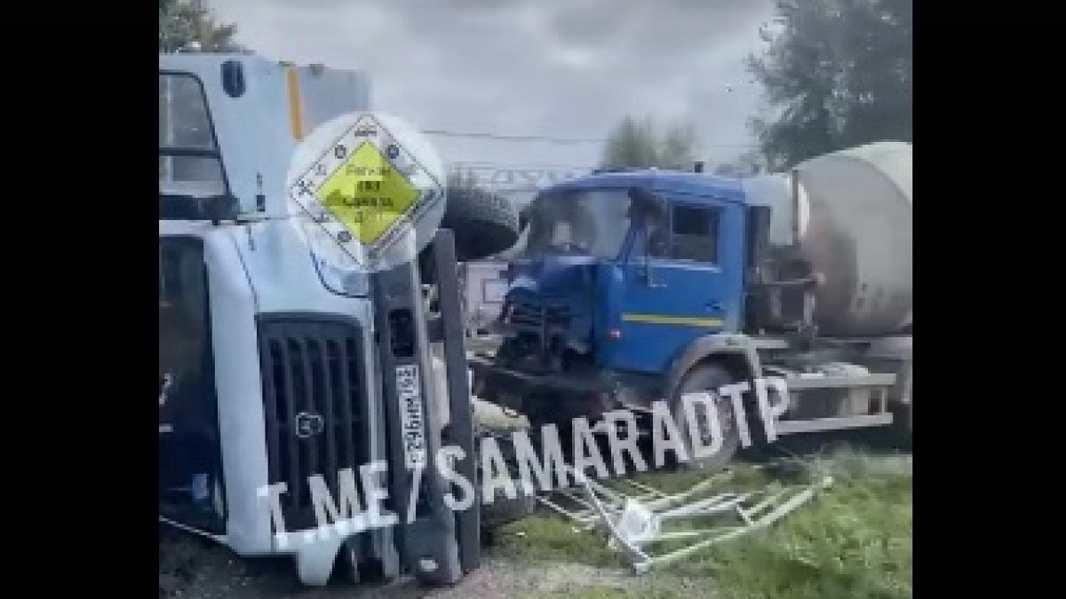 В Самаре бетономешалка завалила на бок машину коммунальщиков – Новости  Самары и Самарской области – ГТРК Самара