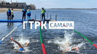 Появились кадры массового заплыва самарцев в ледяной Волге
