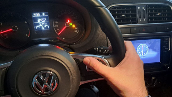 Женщина с мачете выключила музыку в самарском такси, её сняли на видео