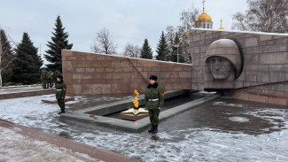 Самарцы несут цветы к Вечному Огню в День Неизвестного Солдата