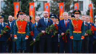В День Победы Вячеслав Федорищев возложил цветы к горельефу «Скорбящей Матери-Родине» 