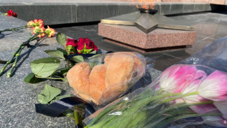 Самара скорбит: люди несут цветы к Вечному огню на Площади Славы