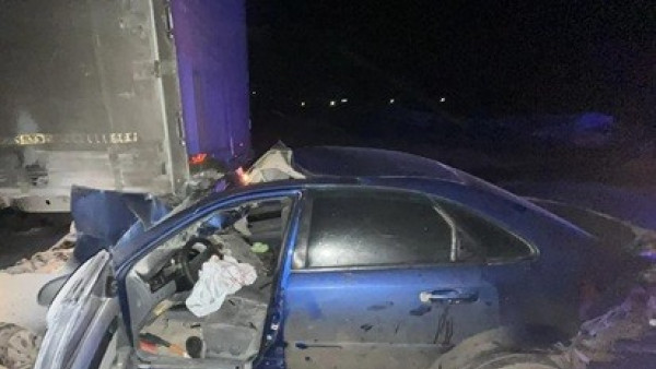 В Самарской области легковой автомобиль влетел под стоявший на трассе без "аварийки" грузовик