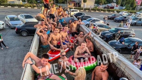 Самарцев удивила фура с людьми в воде на парковке ТЦ «Космопорт»