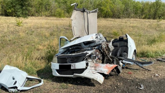 В Самарской области на трассе А-300 Renault Logan влетел в стоящую на обочине фуру