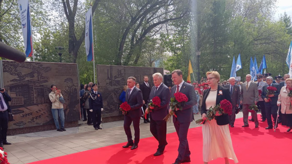 Жители областной столицы 1 мая возложили цветы к мемориальному комплексу «Самара - город трудовой доблести»