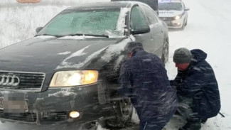 В Самарской области полицейские вызволили пожилого мужчину и внучку из снежного плена 