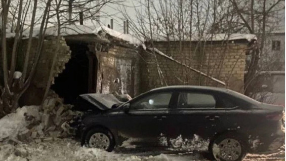 В Самаре Geely влетела в кирпичную постройку