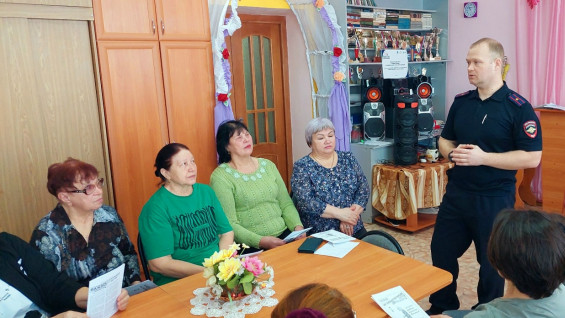 Уроки безопасности: как в Самарской области полицейские защищают пенсионеров от мошенников и дорожных трагедий