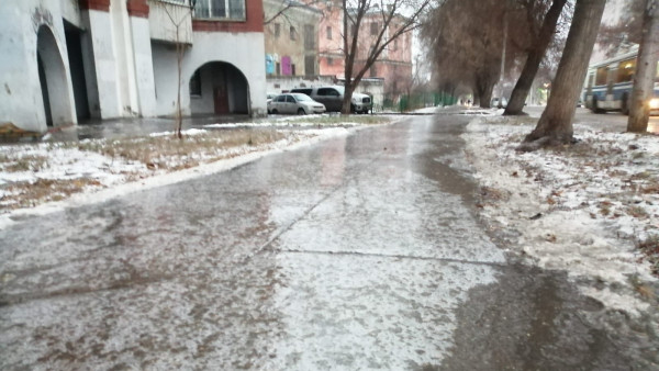 В Самаре улицы покрылись коркой из-за ледяного дождя 18 декабря