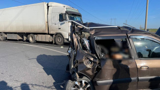 Появились кадры самарского ДТП с тремя погибшими в раздавленной LADA Largus