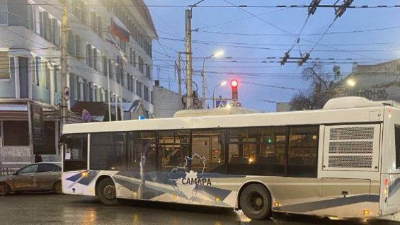 В Самаре водитель автобуса днём 22 декабря сбил 55-летнюю женщину