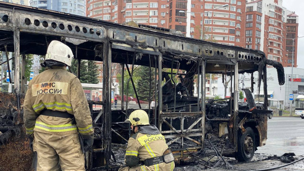 В Самаре у Третьяковской галереи полностью сгорел пассажирский автобус 91 маршрута