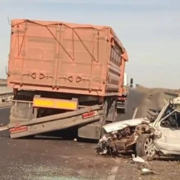 Фото ДТП показали груду металла на месте столкновения КАМАЗа и ВИС под Самарой