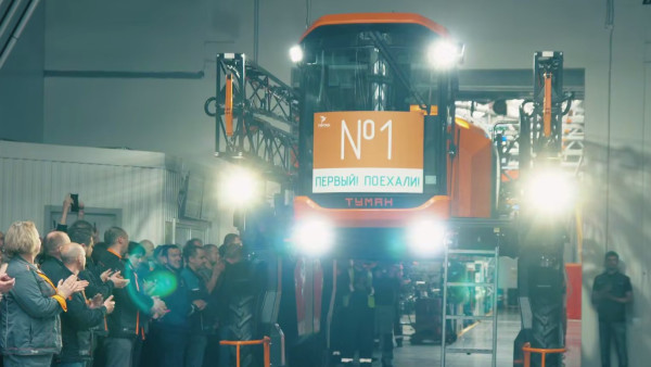 Самарский завод выпустил первый серийный опрыскиватель для полей