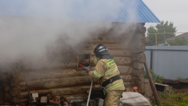В Самарском селе Два ключа спасли от огня русскую срубовую баню