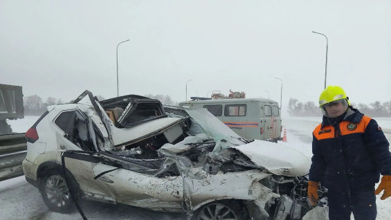 В Самарской области Nissan столкнулся с грузовиком на трассе 