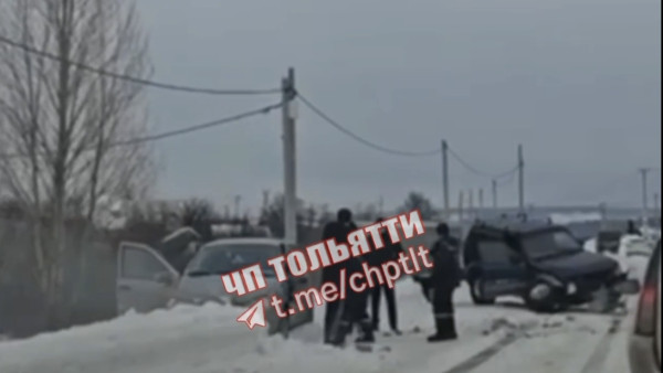 В Самарской области выкинуло на обочину Ладу и внедорожник