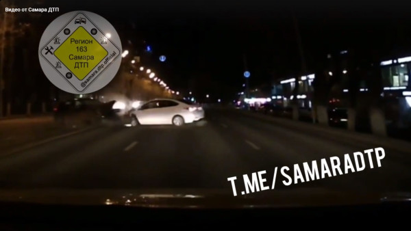 В сети появилось видео жёсткого столкновения около Постникова оврага в Самаре 