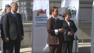 Заместитель министра обороны РФ Анна Цивилева вручила автомобили и коляски ветеранам СВО в Уфе