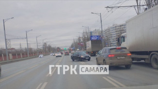 В Самаре машина неожиданно начала ехать по встречной полосе на Московском шоссе