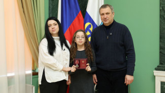 Мэр Самары Иван Носков вручил Орден Мужества семье погибшего Ивана Калистратова