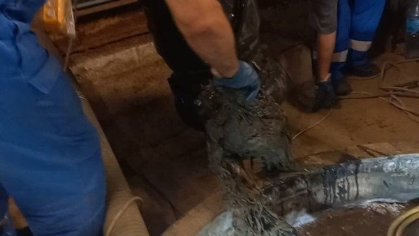 Из самарской канализации вытащили 20 кг салфеток и другого мусора