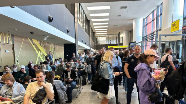 Застрял в Москве: рейс самарца отменили из-за закрытия аэропорта «Курумоч» 