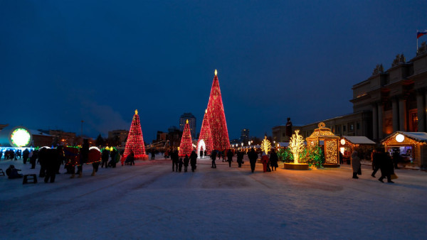 В Самаре начали демонтаж новогодних украшений на площади Куйбышева
