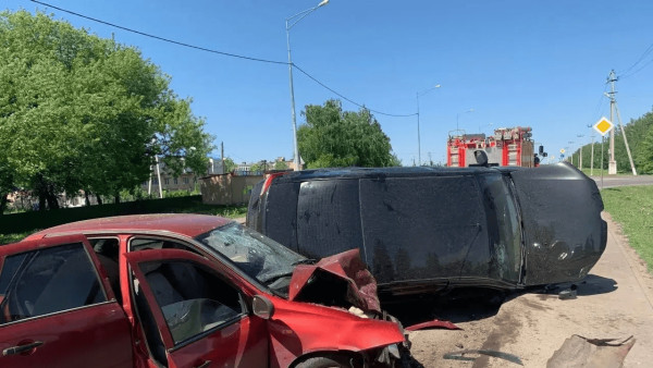 Под Самарой Renault опрокинулся после столкновения с Lada 17 мая: есть пострадавшие