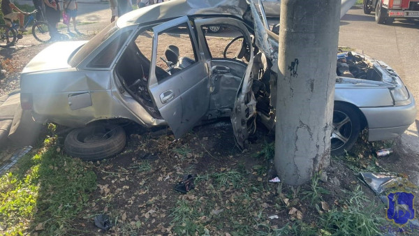 В Самаре молодой водитель, лишенный прав, разбил машину об столб