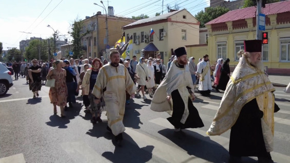 Массовый крестный ход остановил движение в центре Самары 2 июня