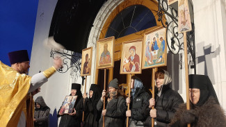 В Самаре прошел праздничный Крестный ход вокруг колокольни Иверского монастыря