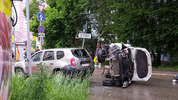 В Самаре 17 июня перекрыли улицу XXII Партсъезда из-за ДТП с перевертышем