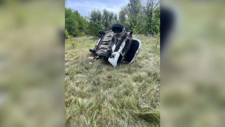 Появились кадры с места гибели мужчины в перевернувшейся Lada Granta под Самарой