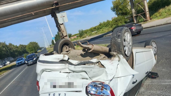 В Тольятти Granta опрокинулась на крышу после ДТП с Vesta