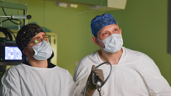 Самарские онкологи в прямом эфире провели сложнейшую операцию